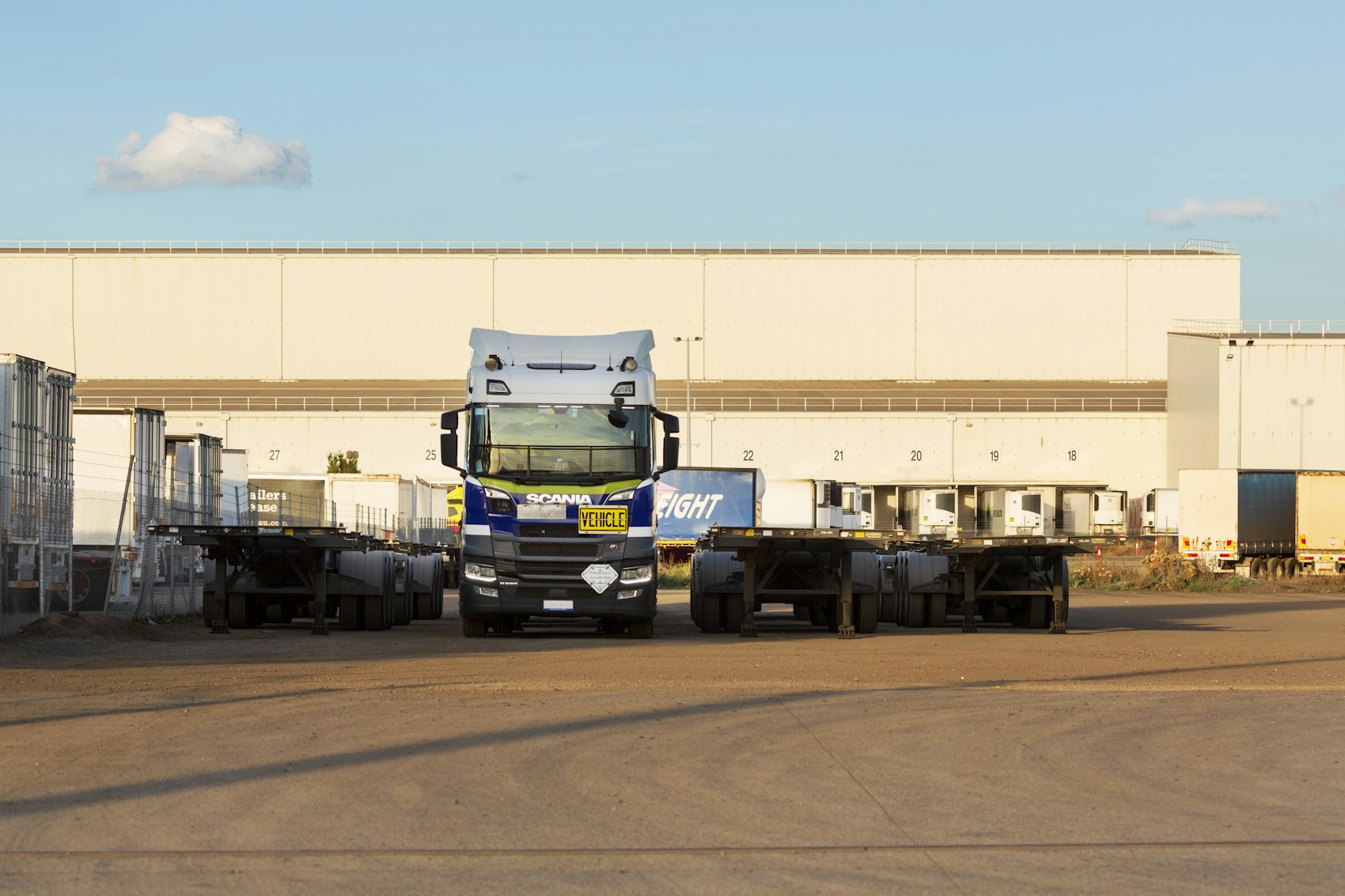 Commerciële vrachtwagen bij een logistiek centrum