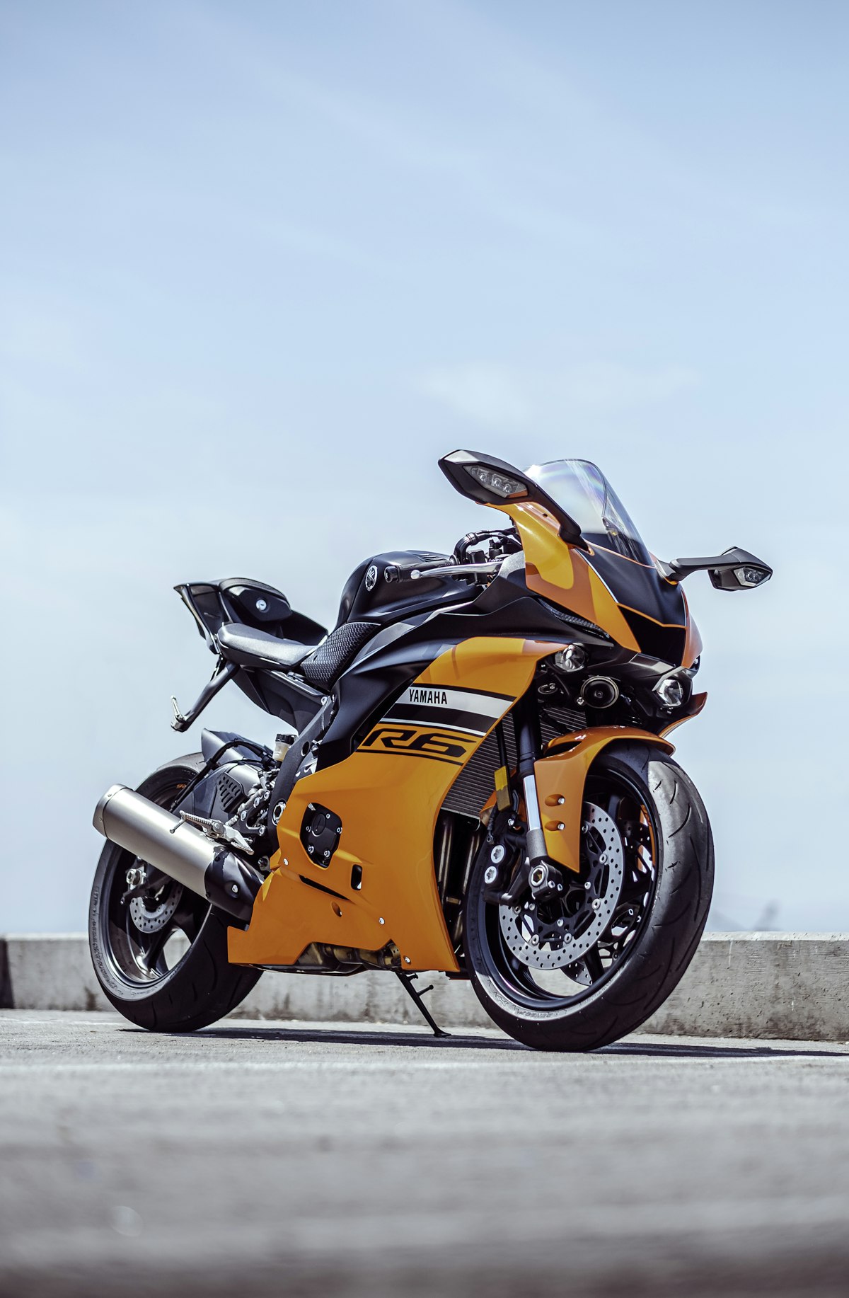Sportmotor geparkeerd op straat, beveiligd door een Entopizo GPS tracker